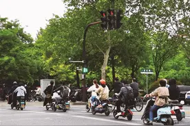 新规即将实施“五一”出门记得戴头盔图片