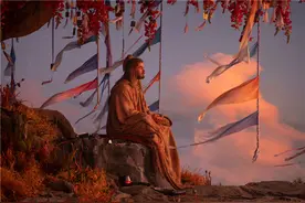 锤哥佛了！《雷神4》曝新剧照 雷神索尔打坐冥想图片