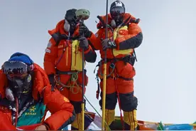 登上珠峰有多难？海拨7000米以上，系个鞋带都得5分钟……图片