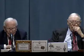 巴菲特边喝可乐边开怼：华尔街将股市变成了赌场图片