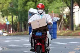 曾获全国五一劳动奖章的90后快递小哥，与护士妻子同一天援沪图片