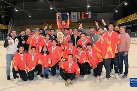 冰球——世界男子锦标赛：中国队乙级夺冠 重返甲级组图片