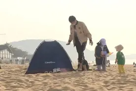 假期来临 威海海边兴起“帐篷热”图片