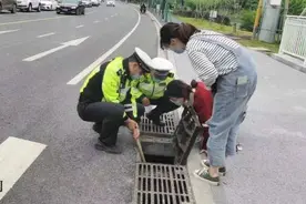 民警徒手扒开井盖，智取遗落下水道的耳机图片