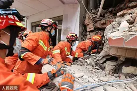 长沙自建房倒塌事故：第8名受困者已补充生理盐水图片