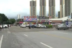 法定假日道路泊位免费，南宁这条街部分泊位却收费？图片