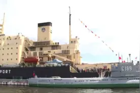 庆祝破冰船节 俄罗斯圣彼得堡上演“水上华尔兹”图片