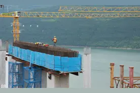 重点项目建设“不打烊”，长江上游跨度最大悬索桥建设顺利推进图片