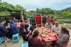 被困崖壁深沟70小时奇迹生还 83岁杨婆婆出院，家人设宴致谢帮忙搜救的村民图片