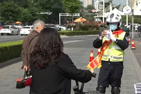 济宁交警提醒！电动自行车驾乘人员出行要戴头盔图片