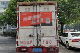 货车变“集体宿舍”，上层开天窗，还加装空调图片