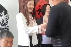 大衣哥新儿媳妇长相得体：敬茶改口称他爸爸，订婚不会少于50万图片