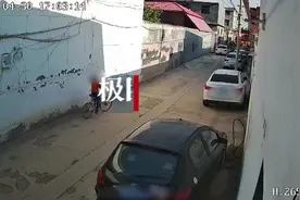 男孩骑行撞上轿车后跪地求原谅，车主：不追究图片