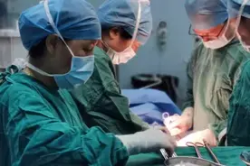 输卵管结扎的二胎女子想生三胎，两次高难度开腹手术助她美梦成真图片