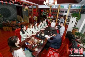 中国北疆饮食文化10年变迁记：从大口喝酒到小杯喝茶的过渡图片