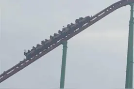 景区回应“过山车卡在70米高空18人被困”：项目检修暂停开放图片