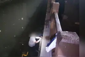 情侣吵架双双跳河，女子脱困先走了留下男子身陷淤泥图片