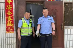 洗衣机内惊现一条蛇 民警徒手抓捕超淡定图片