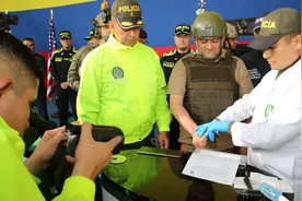 哥伦比亚头号毒枭被引渡至美国现场曝光：戴头盔穿防弹衣，被大批士兵包围图片