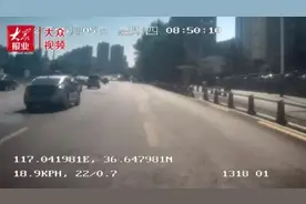 暖心！路遇大风吹翻三轮车，公交司机停车救老人图片