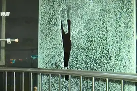 一声巨响！落地窗被砸出大窟窿！竟是有人往楼上扔石头图片