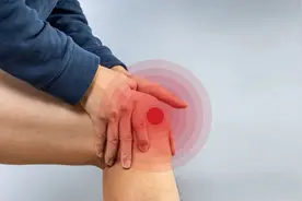 膝关节“咔咔”作响，不能弯曲？这种关节疾病中老年最常见，几点改善方法请牢记图片