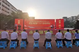 四川达州高三学子迎接18岁成人礼 学生家长为孩子“加冠”图片