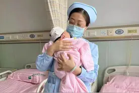 气愤！青岛一卫生间内 出生十余天的女婴被遗弃图片