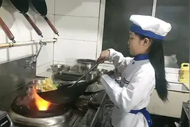 无锡十岁女孩会做几十道家常菜，网友赞其大厨风范，父亲：她心疼我们太累，苦练技巧瘦了十斤图片