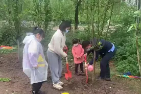 母亲节，这些“滨城娃”为妈妈种下“感恩树”（附视频）图片