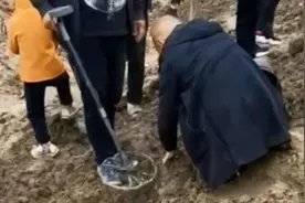 开封一河滩现大量“古币”？有人带金属探测仪“寻宝”视频封面