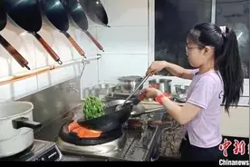 江苏无锡10岁女孩会做50多道菜 从小就爱在厨房玩图片