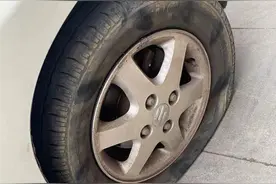 海口一业主开车被小区破损地砖扎破轮胎 是否赔偿物业未表态图片