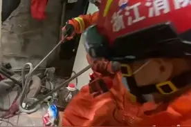 今早，杭州一早餐店老板在后厨吓得脸都白了，两条蛇缠绕在一起……图片