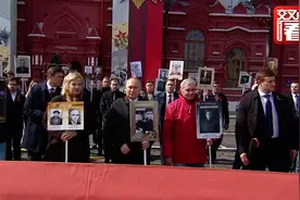 “不朽军团”游行重返红场 普京举父亲照片参加视频封面