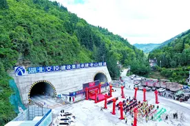 张南高速两条隧道同时贯通图片