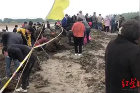 开封贾鲁河发现古钱币引发村民蜂拥“淘金”，已有人主动上交治安大队图片