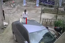 女子用身体挡住溜坡轿车！丈夫：说我“不拉手刹害了妻子”是谣言图片