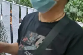 成都老年相亲角：不乏中学老师、大学学历，看重经济、健康条件，避免谈婚图片