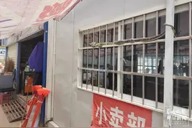 瘆人！2米长大蛇爬上昆明一户人家的窗户图片