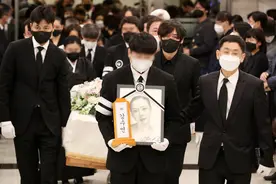 韩国演员姜受延出殡，薛景求、郑雨盛等近百位演艺界同行送别图片