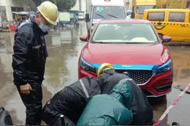 江门：一男子骑车强行冲出封控区被行拘图片