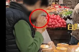 大妈逛超市撕掉南瓜保鲜膜一个个舔，舔完再放回去……超市回应图片