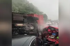 雨天路滑，京台高速福州闽侯路段多车追尾视频封面