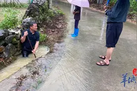 向这样的村支书致敬！村民屋前沟渠积水，村支书跳进污水徒手通渠图片