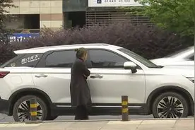 心真大！车辆违停贵阳未来方舟路边五天没人管 车主：我忘了图片