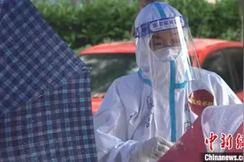 （上海战疫录）上海一家三口志愿服务齐上阵：战胜疫情有信心图片