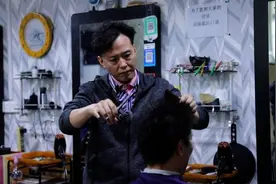 落地济南30年，川人老李用理发刀见证泉城人生图片