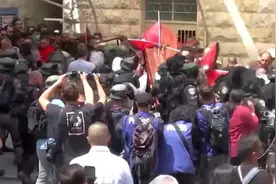 她的葬礼上，又混乱了图片