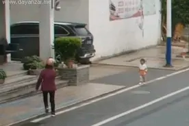 浙江2岁女孩走失，民警紧急寻人！监控里，有人背着孩子满街走...图片